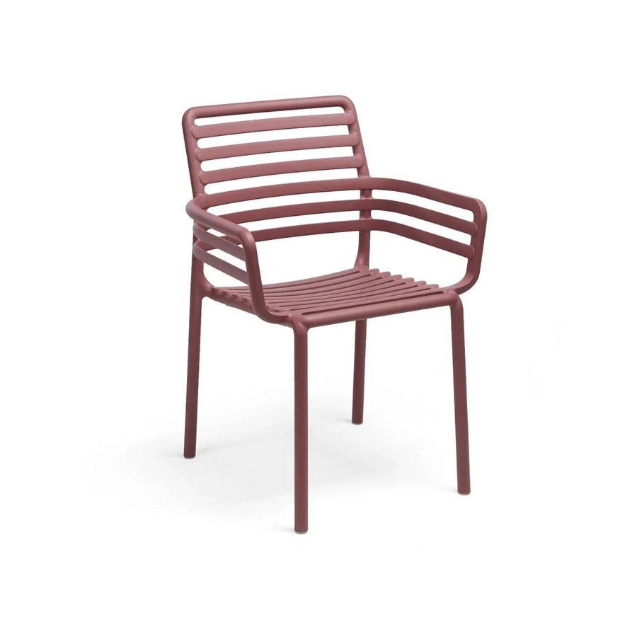Fauteuil Doga — fauteuil de terrasse à dossier à lattes verticales et accoudoirs généreux