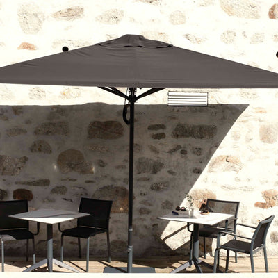 Parasol Formentera latéral 350 x 250 cm Ezpeleta en situation sur une terrasse CHR