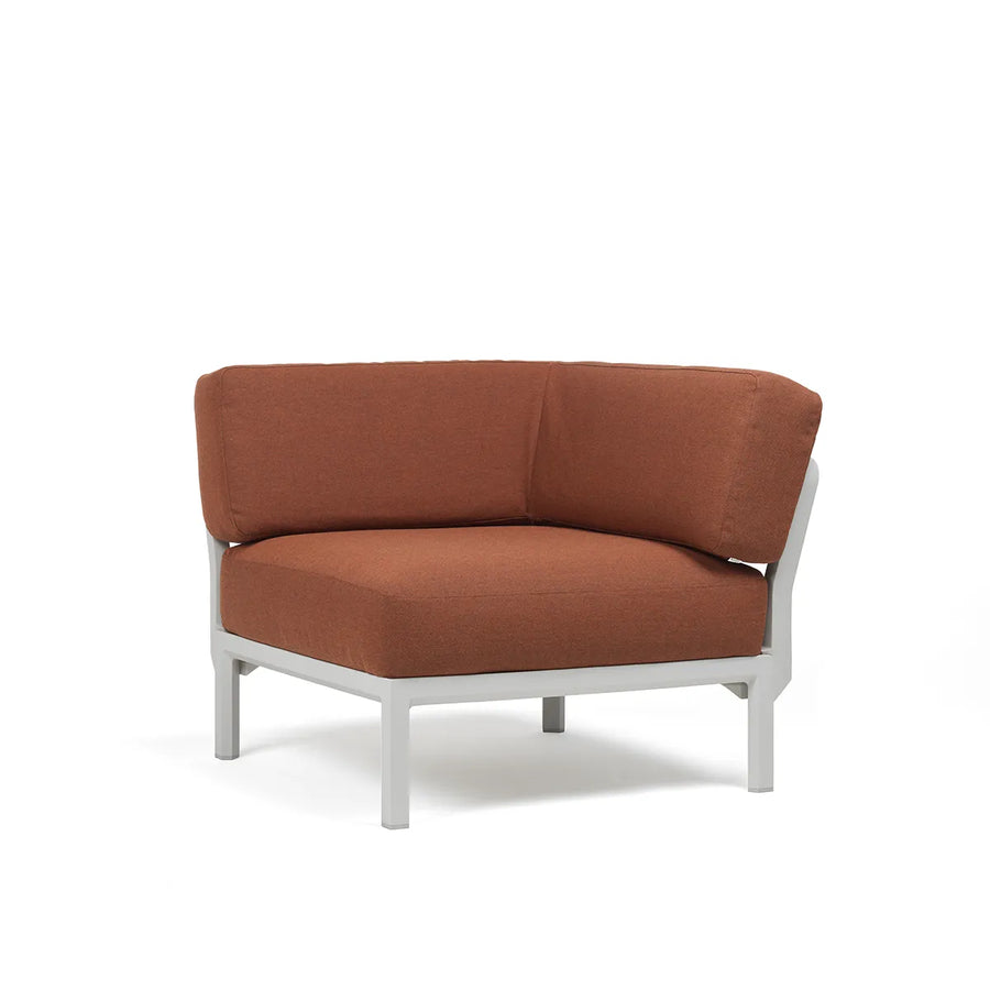 Élément d'angle Maximo Nardi – structure blanc gesso, coussins Cannella