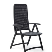Fauteuil relax Darsena Nardi – mise en scène hôtel et piscine