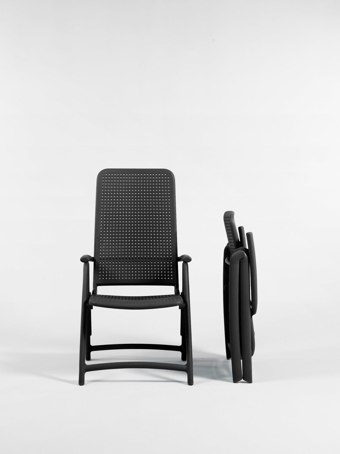 Fauteuil relax Darsena Nardi – mise en scène hôtel et piscine