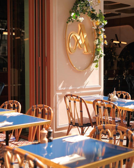 Projet Agata - terrasse de restaurant avec tables bleues et chaises en bois