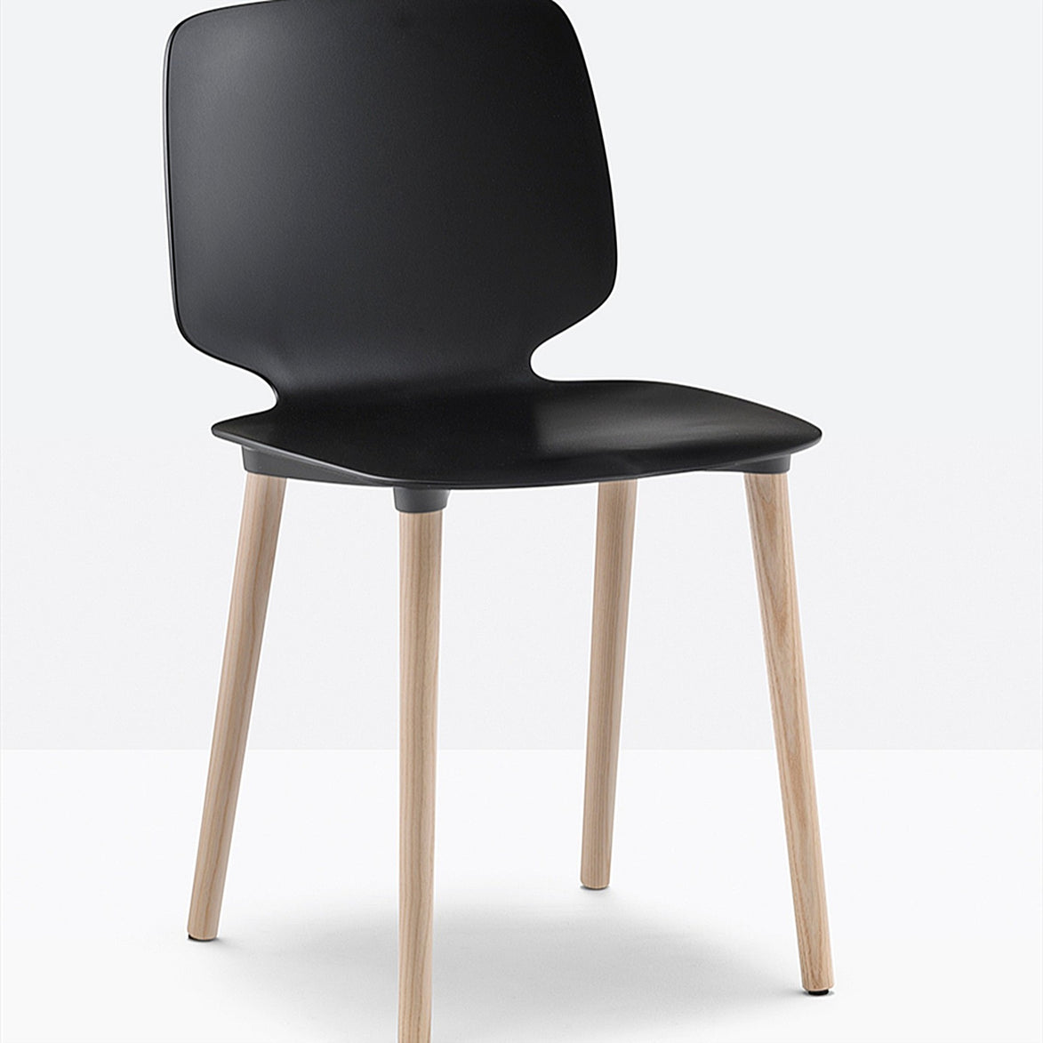 Chaise Babila noire, pieds frêne