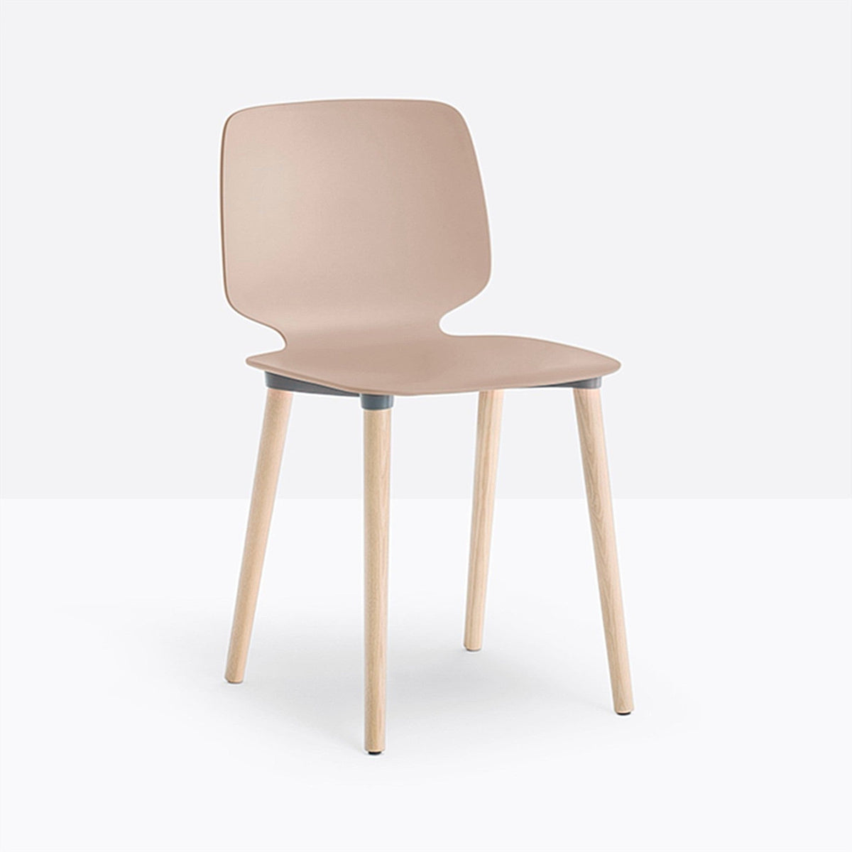 Chaise Babila pieds bois 2750 Pedrali, coque rose, pieds frêne naturel