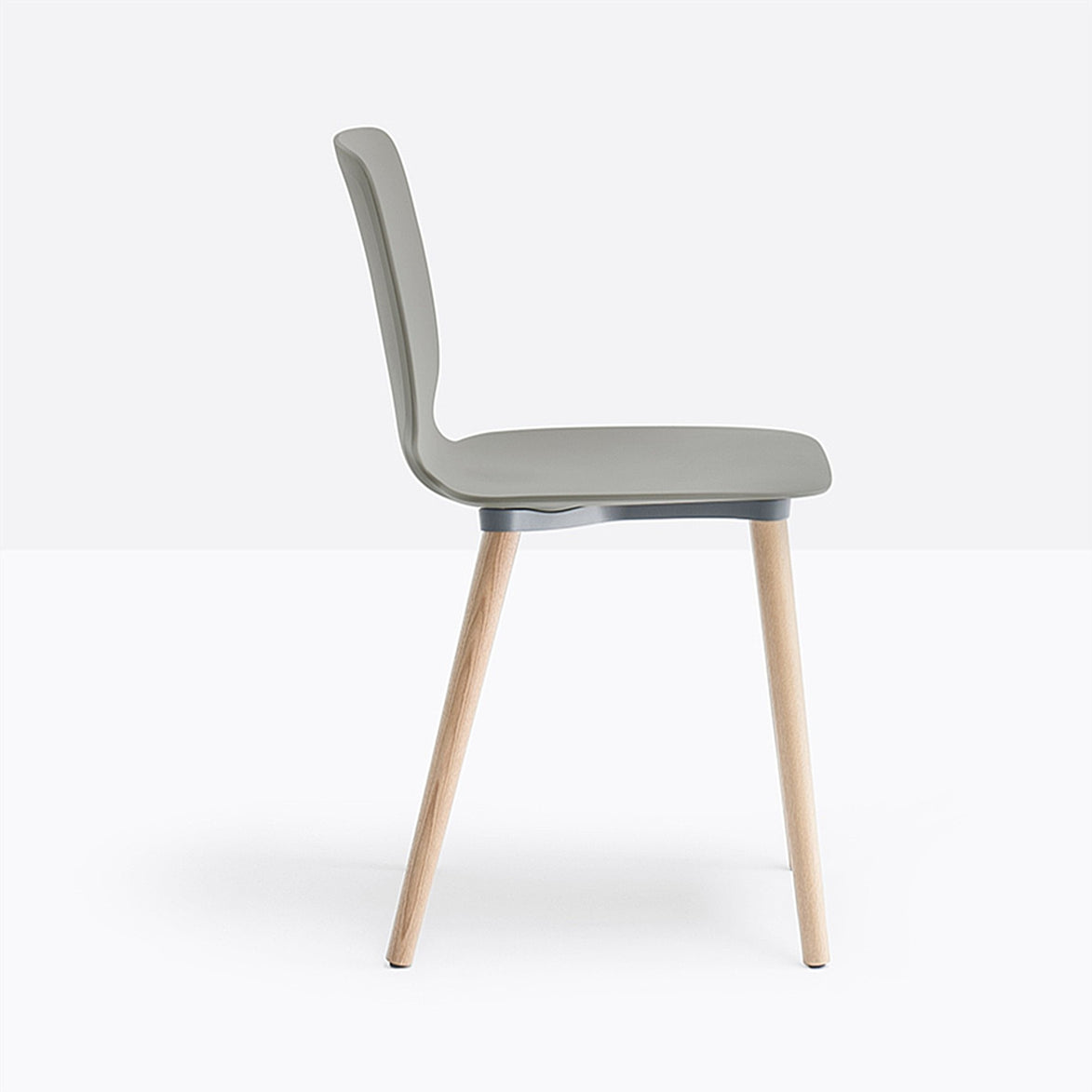 Chaise Babila grise vue de profil