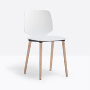Chaise Babila blanche, pieds frêne