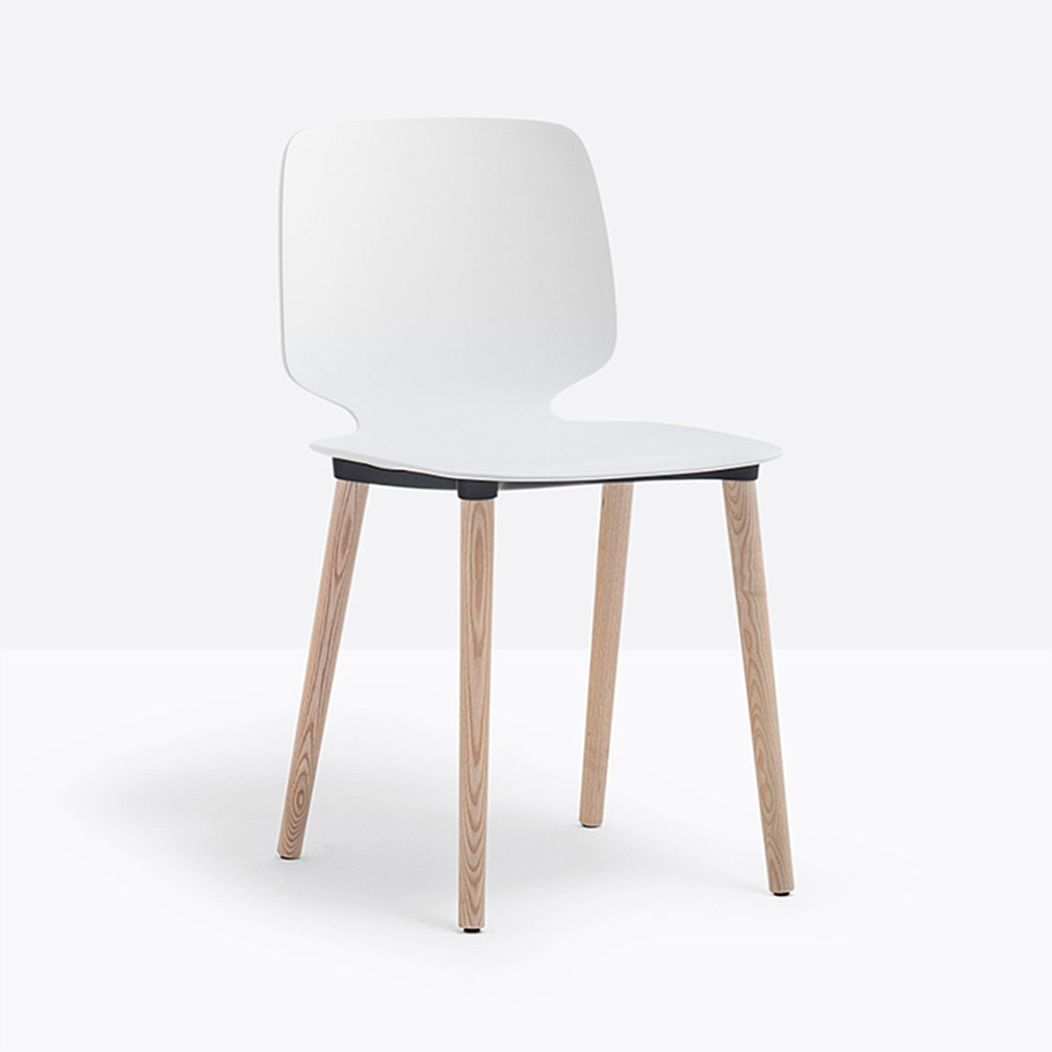 Chaise Babila blanche, pieds frêne