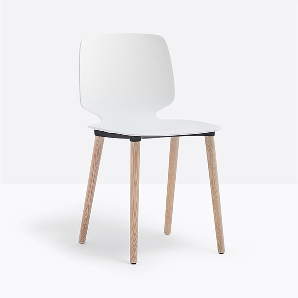 Chaise Babila blanche, pieds frêne