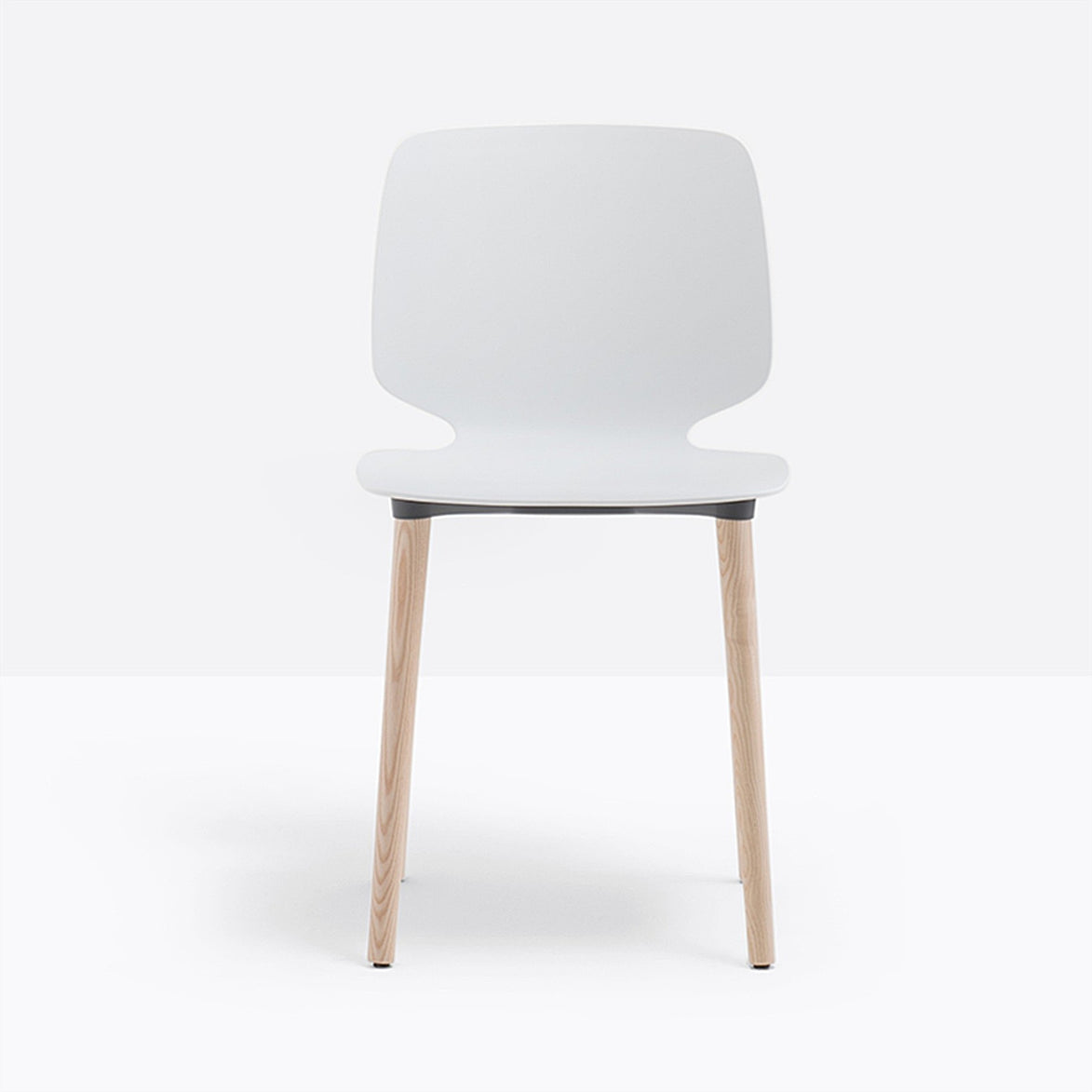 Chaise Babila blanche vue de face