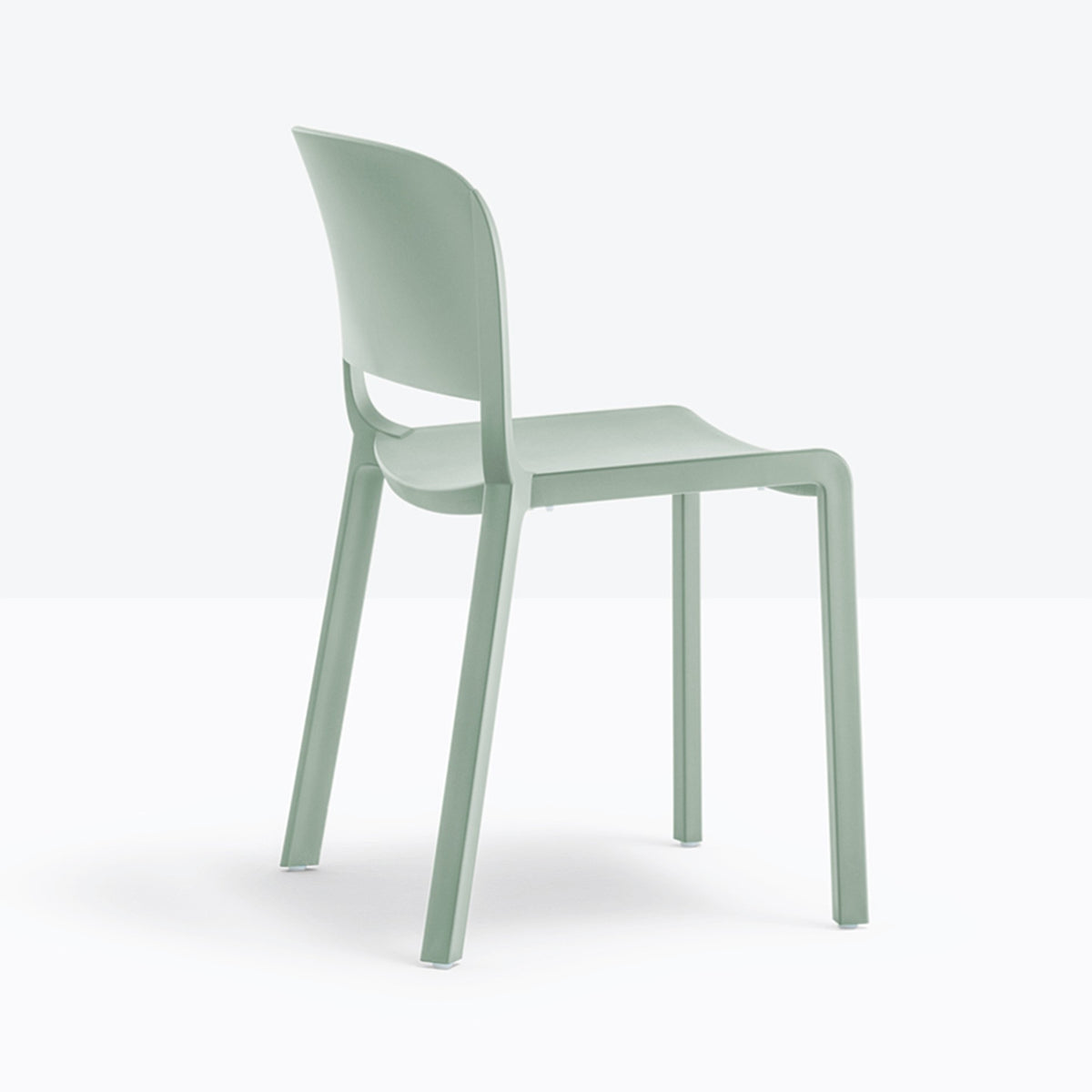 Chaise Dome vert sauge vue de trois quarts