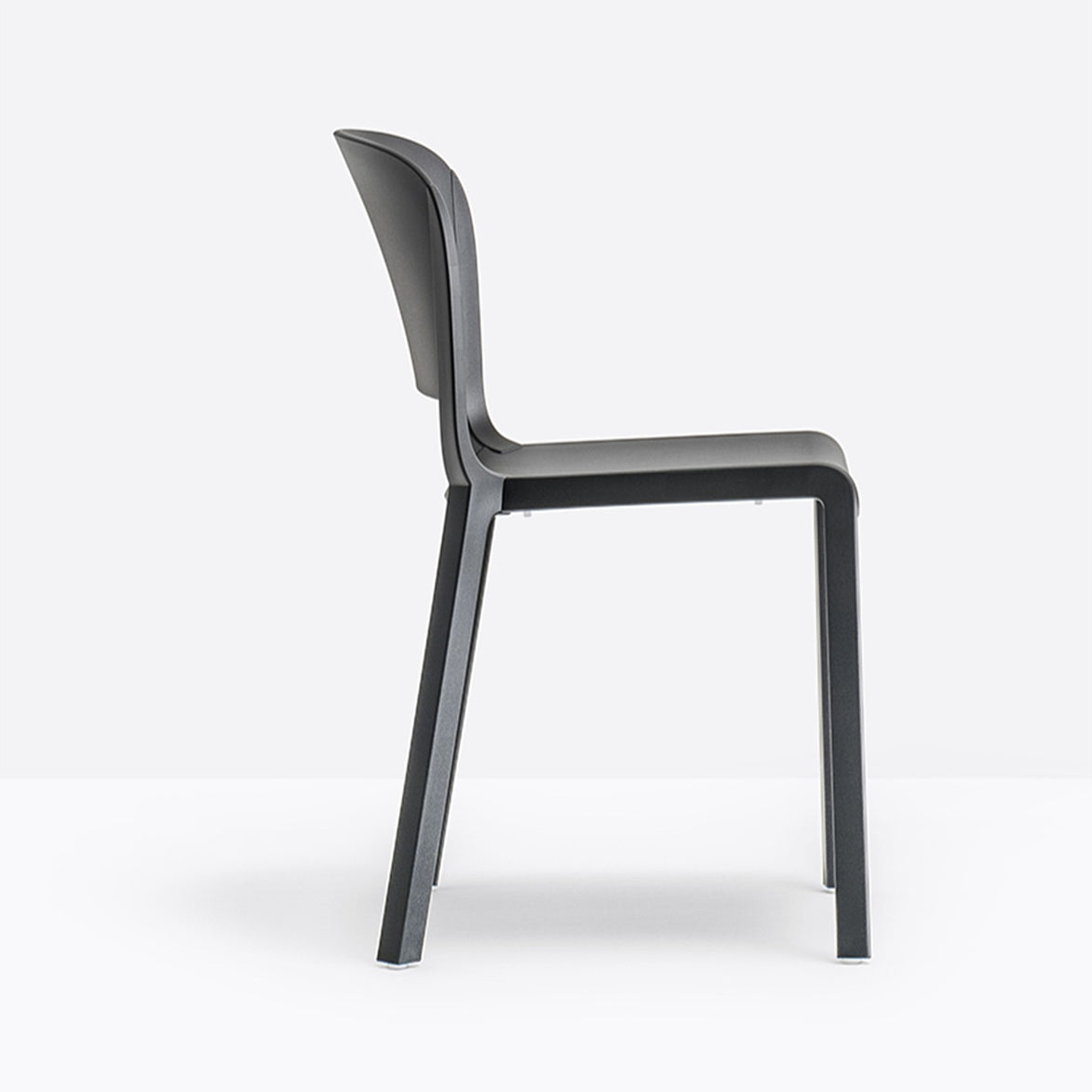 Chaise Dome noire vue de profil