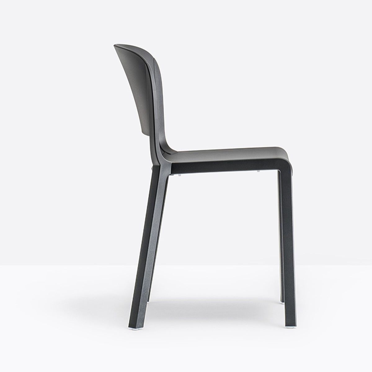 Chaise Dome noire vue de profil