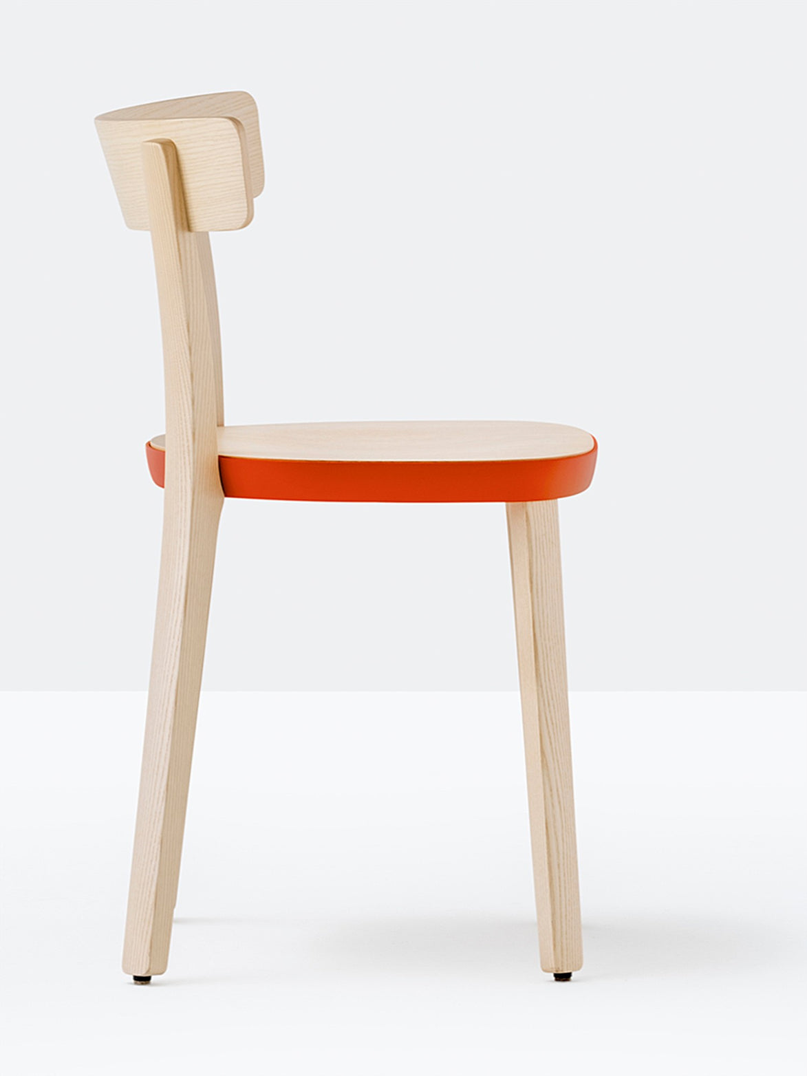 Chaise Folk vue de trois quarts