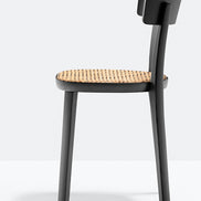 Chaise Folk cannée vue de trois quarts arrière