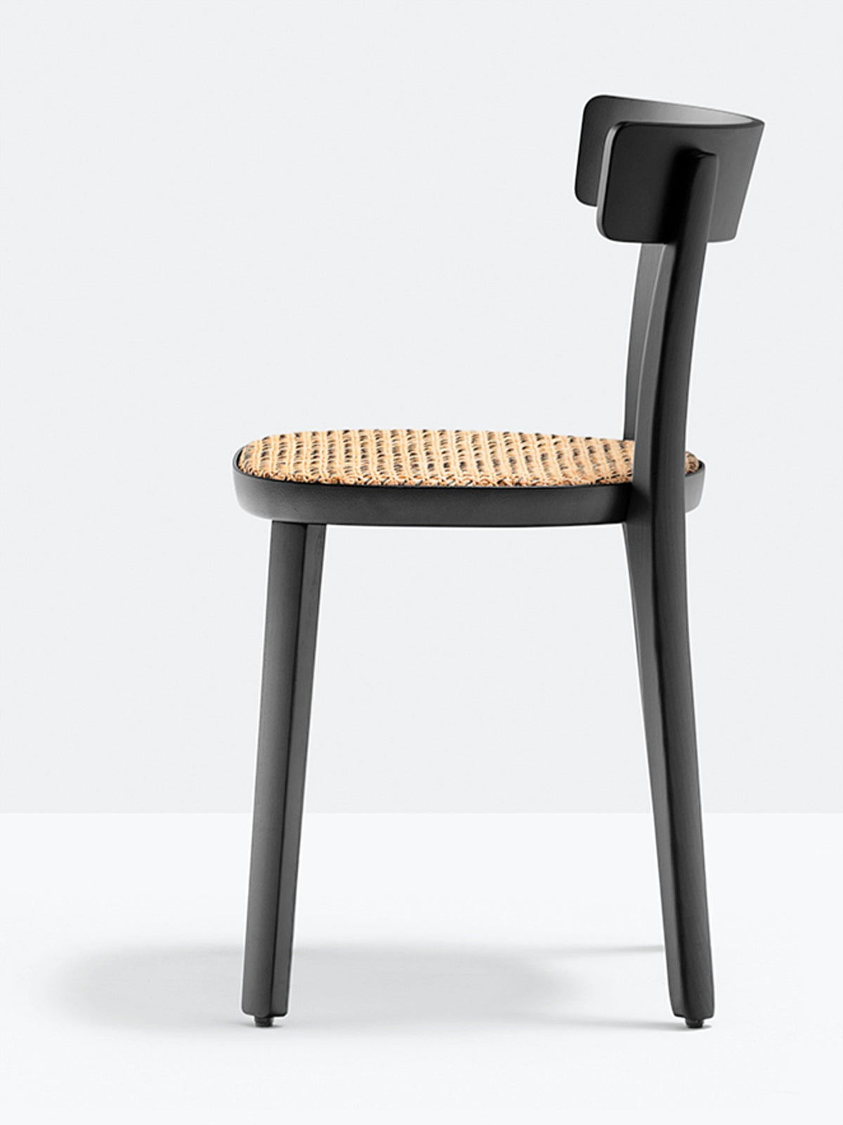 Chaise Folk cannée vue de trois quarts arrière