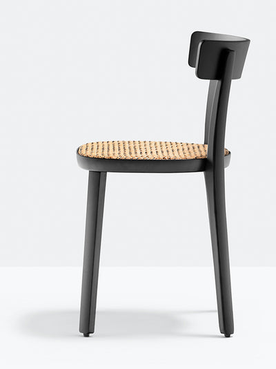 Chaise Folk cannée vue de trois quarts arrière