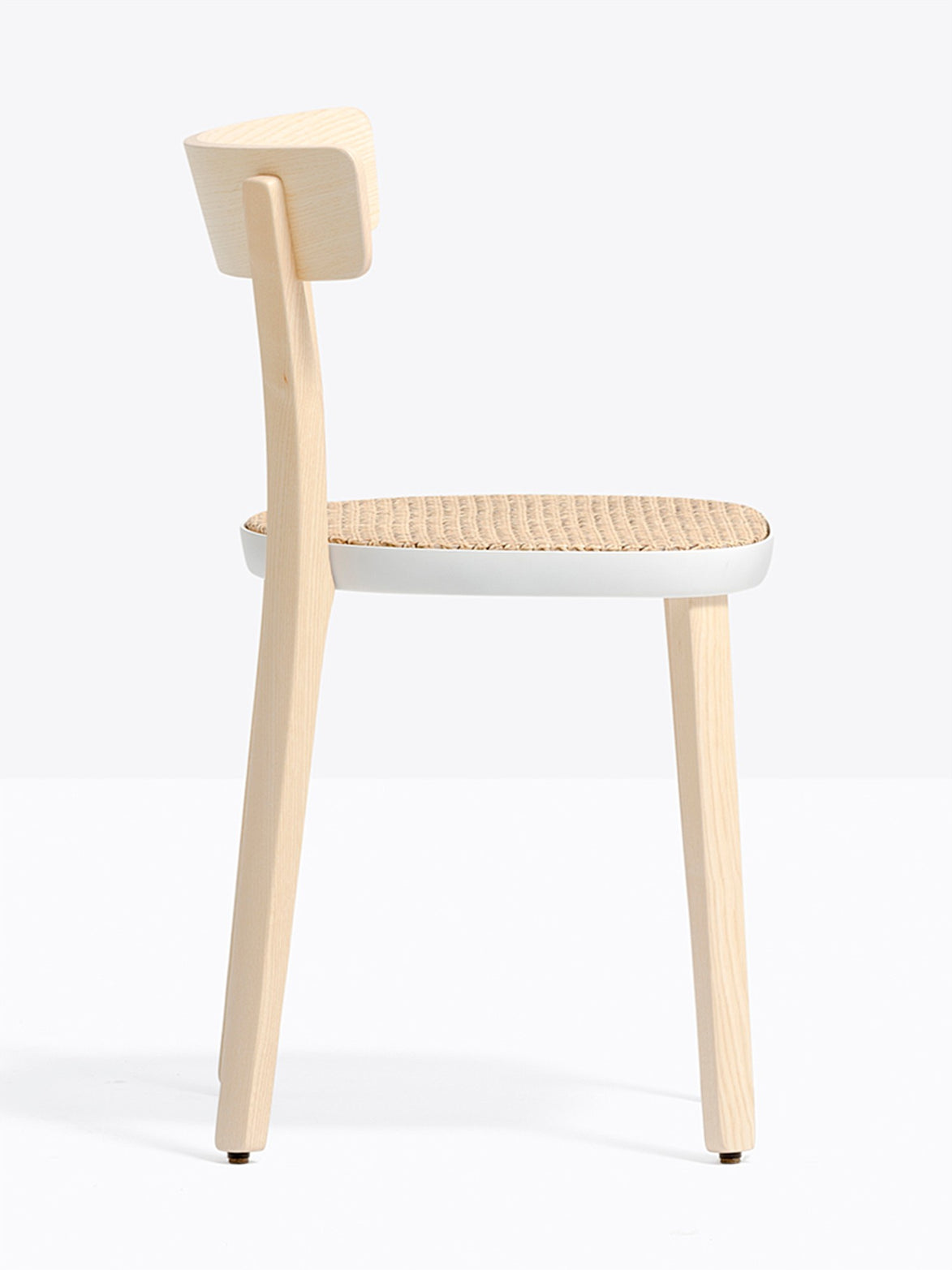 Chaise Folk cannée frêne vue de trois quarts