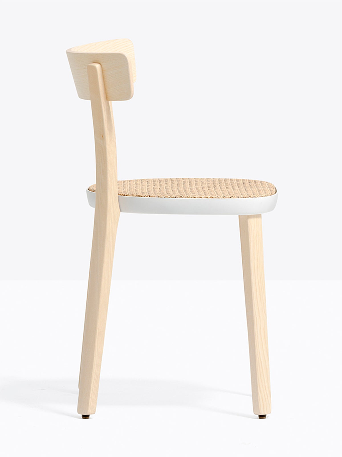 Chaise Folk cannée frêne vue de trois quarts