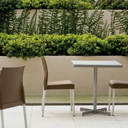 Chaises Ice marron en terrasse