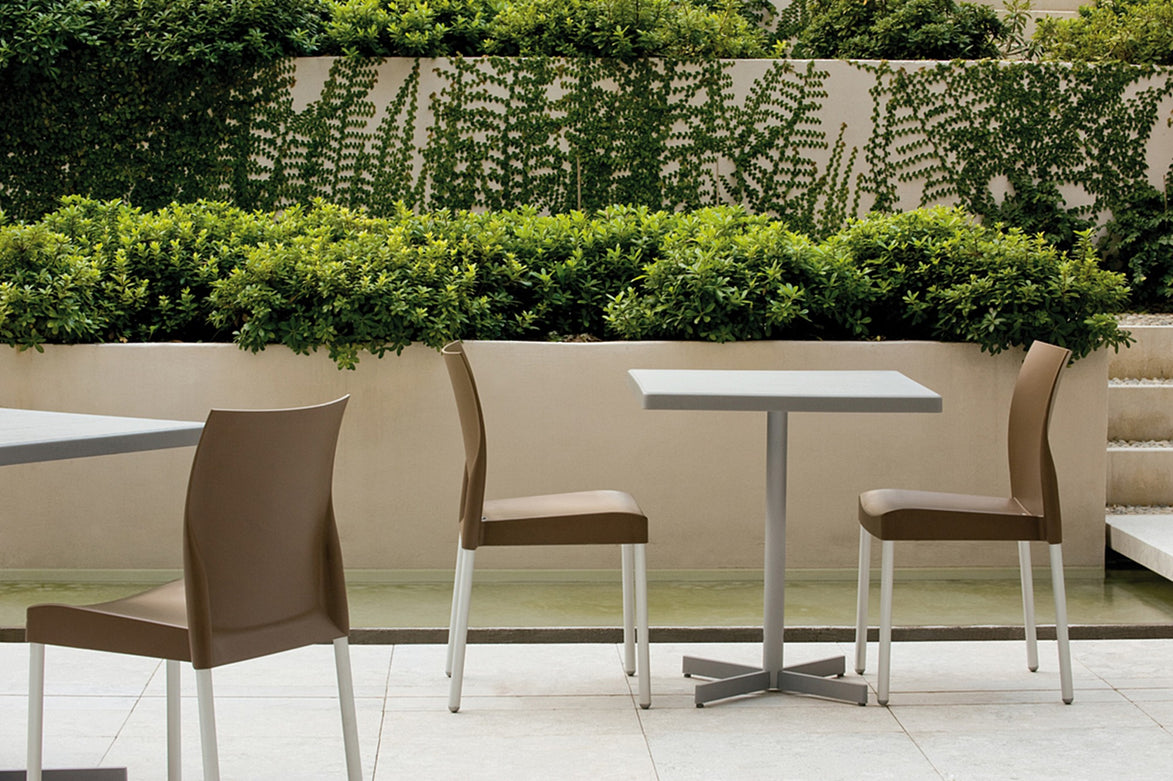 Chaises Ice marron en terrasse