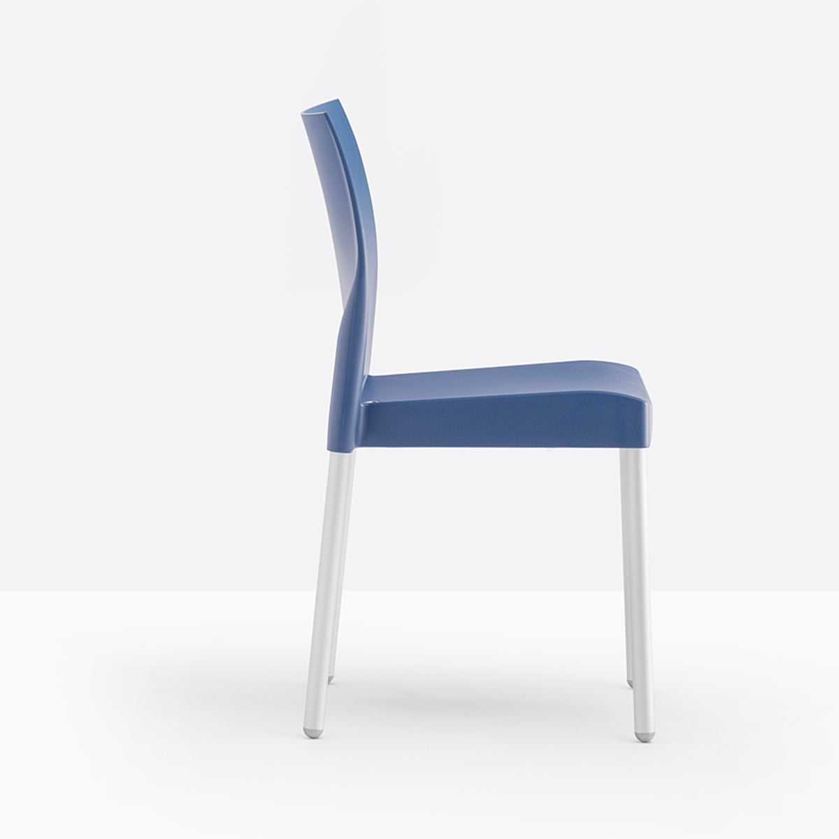 Chaise Ice bleue vue de profil