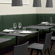 Chaises Osaka autour d'une table de restaurant