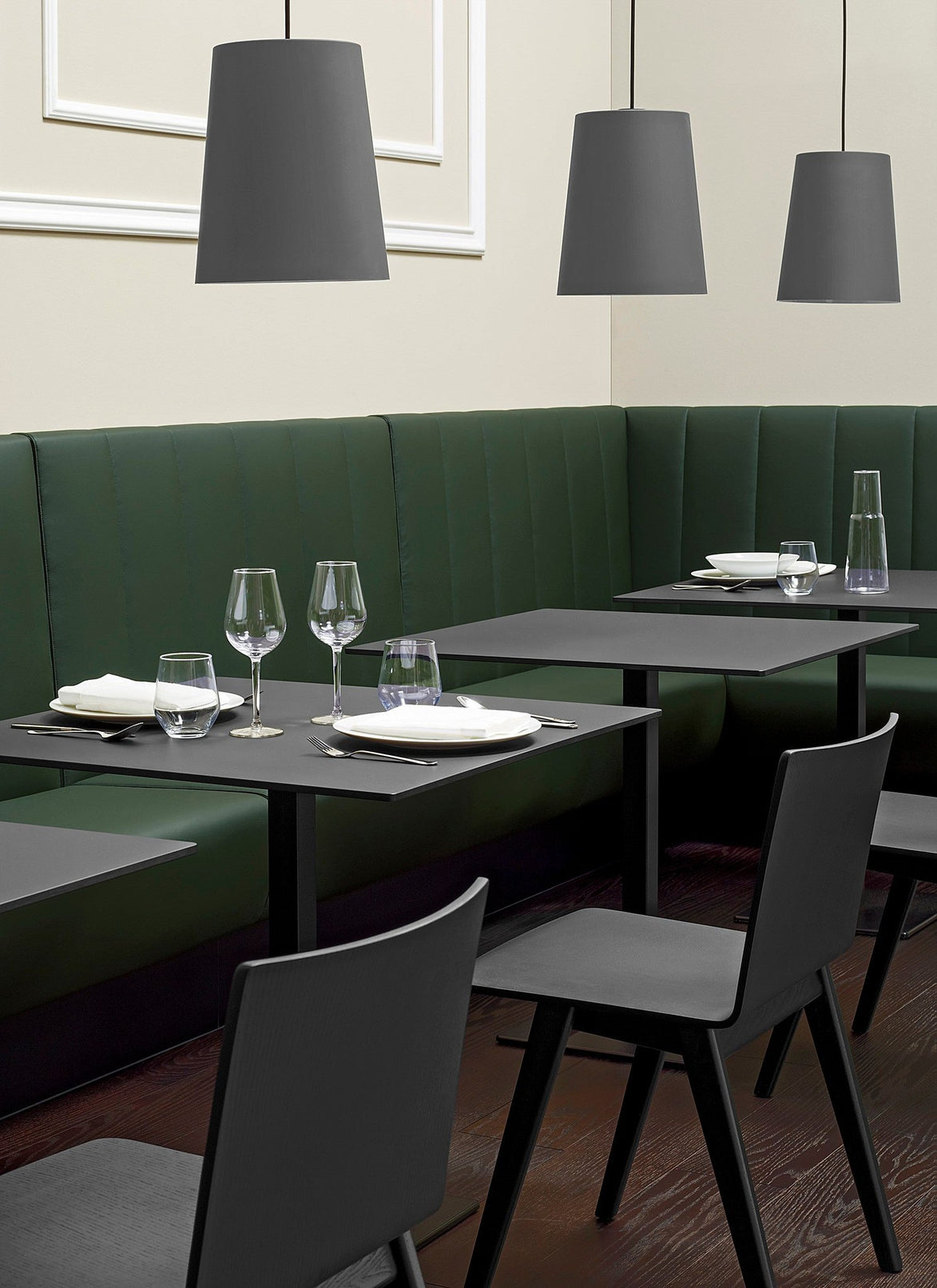 Chaises Osaka autour d'une table de restaurant