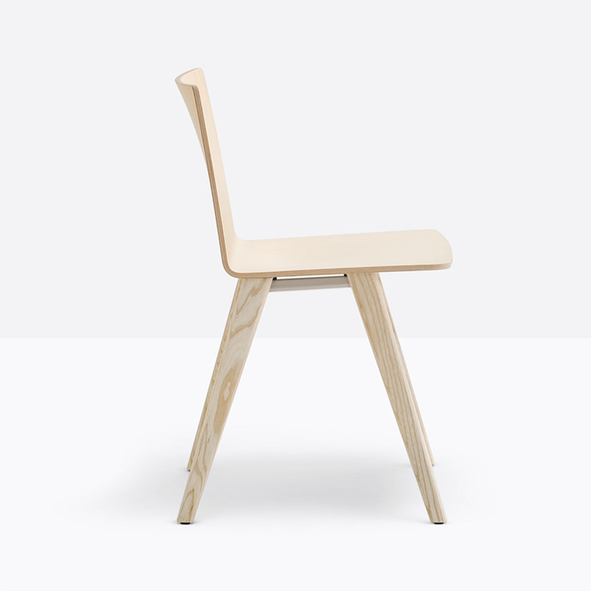 Chaise Osaka frêne naturel vue de profil