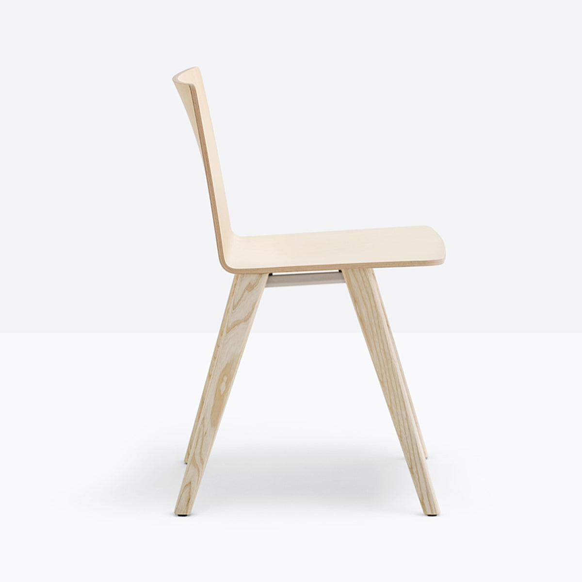 Chaise Osaka frêne naturel vue de profil