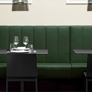 Chaises Osaka noires dans une salle de restaurant