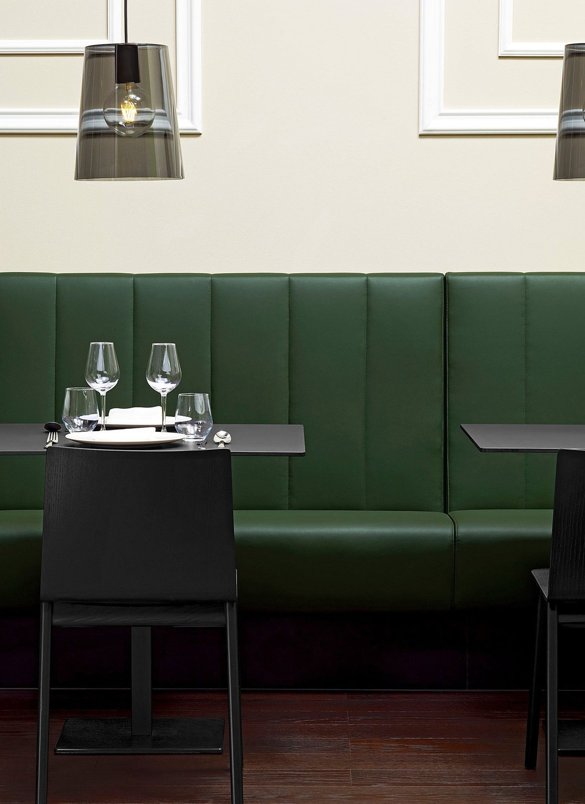 Chaises Osaka noires dans une salle de restaurant