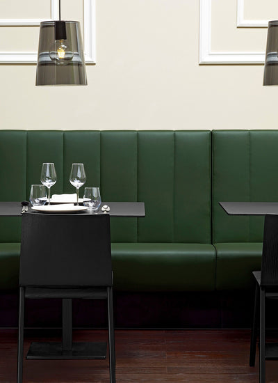 Chaises Osaka noires dans une salle de restaurant