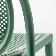 Détail de l'assise ajourée de la chaise Remind