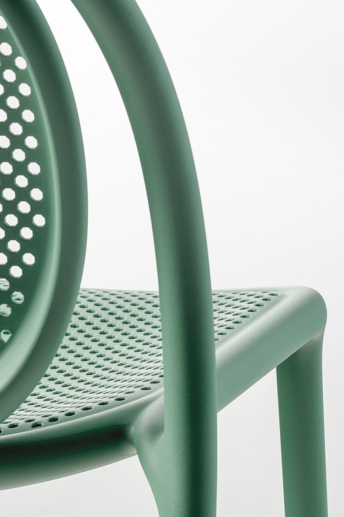 Détail de l'assise ajourée de la chaise Remind