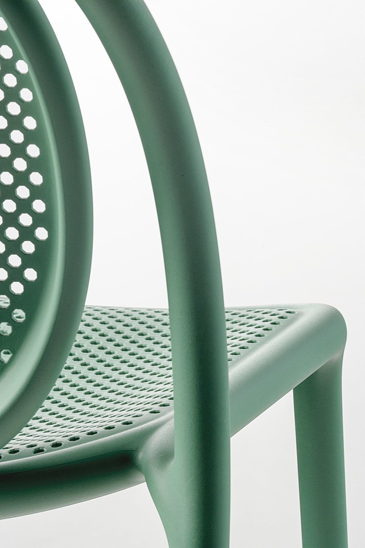 Détail de l'assise ajourée de la chaise Remind