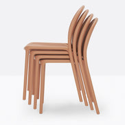 Chaises Remind terracotta empilées