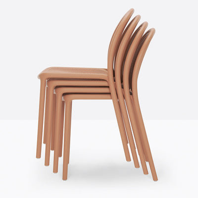 Chaises Remind terracotta empilées