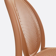 Détail du dossier effet cannage de la chaise Remind