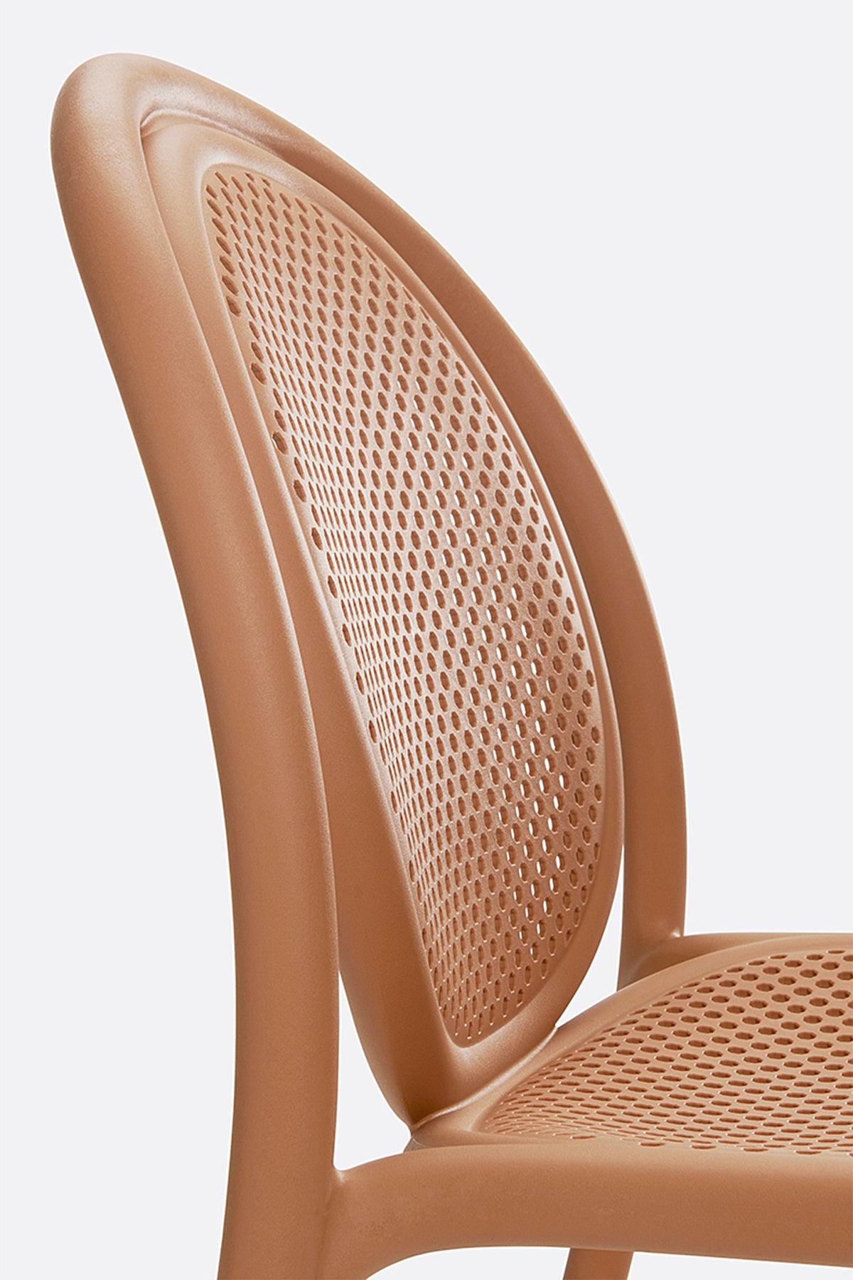 Détail du dossier effet cannage de la chaise Remind
