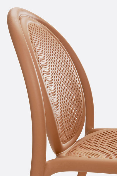 Détail du dossier effet cannage de la chaise Remind