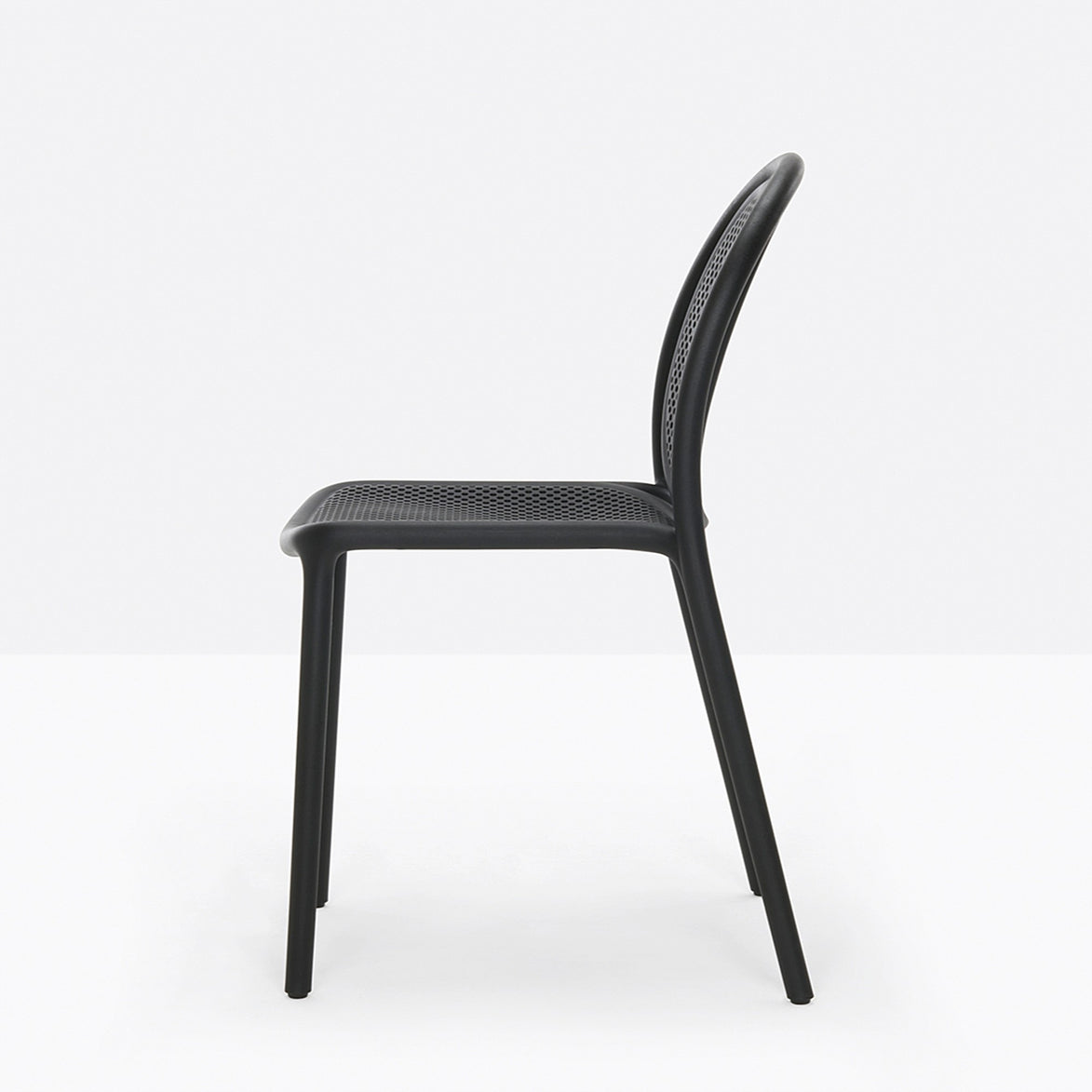 Chaise Remind noire vue de profil