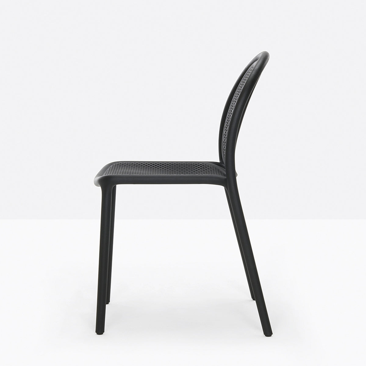 Chaise Remind noire vue de profil