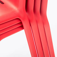Chaises Snow rouges empilées