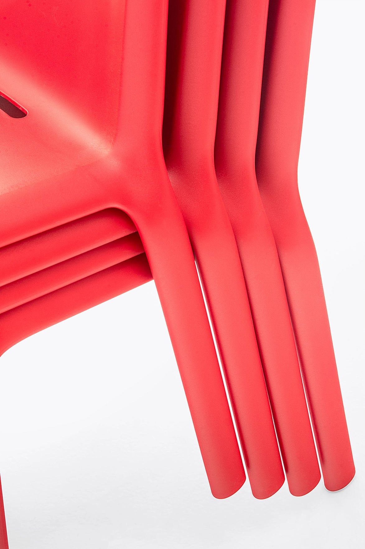 Chaises Snow rouges empilées
