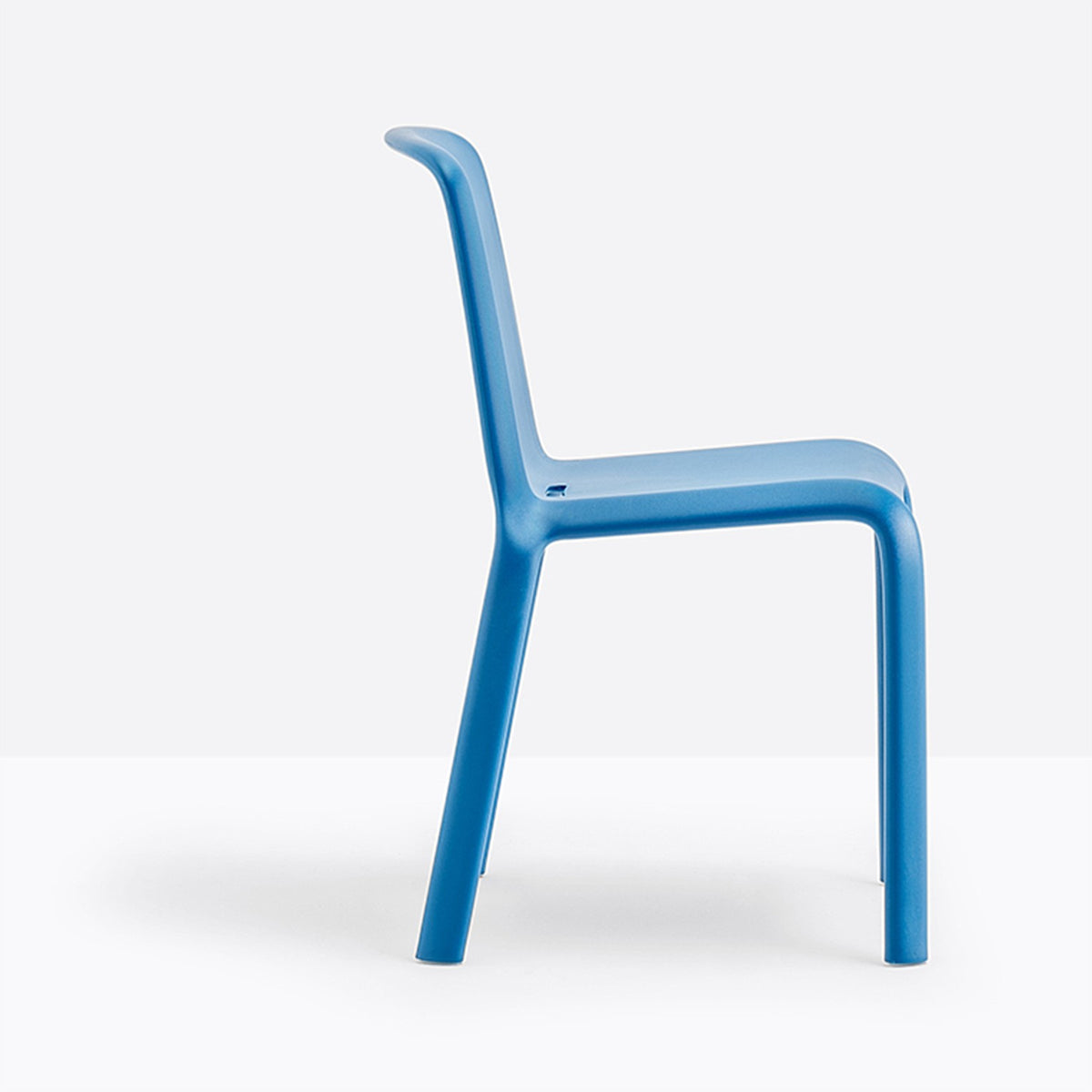 Chaise Snow bleue vue de profil
