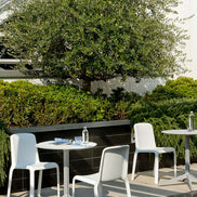 Chaises Snow blanches sur une terrasse de restaurant