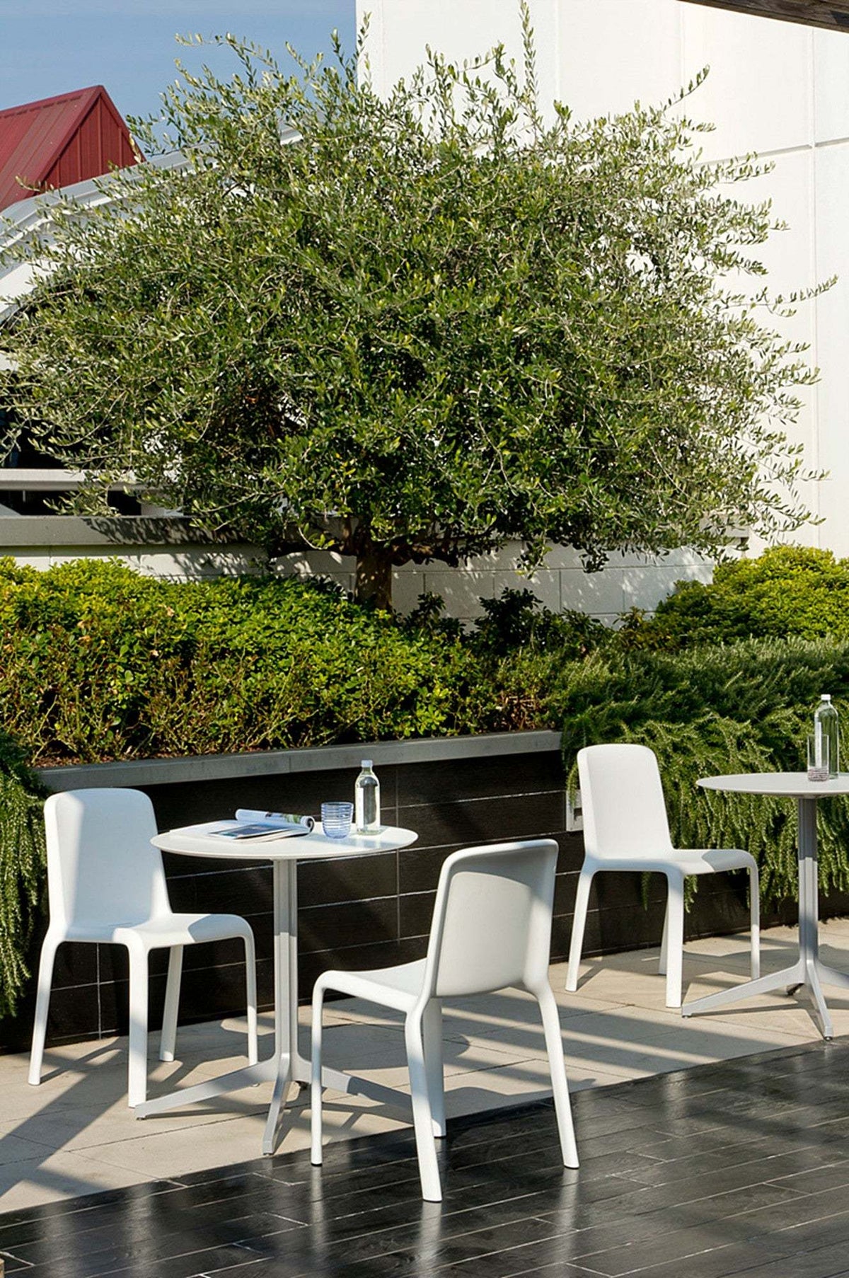 Chaises Snow blanches sur une terrasse de restaurant