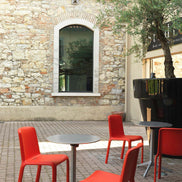 Chaises Snow rouges en terrasse de café