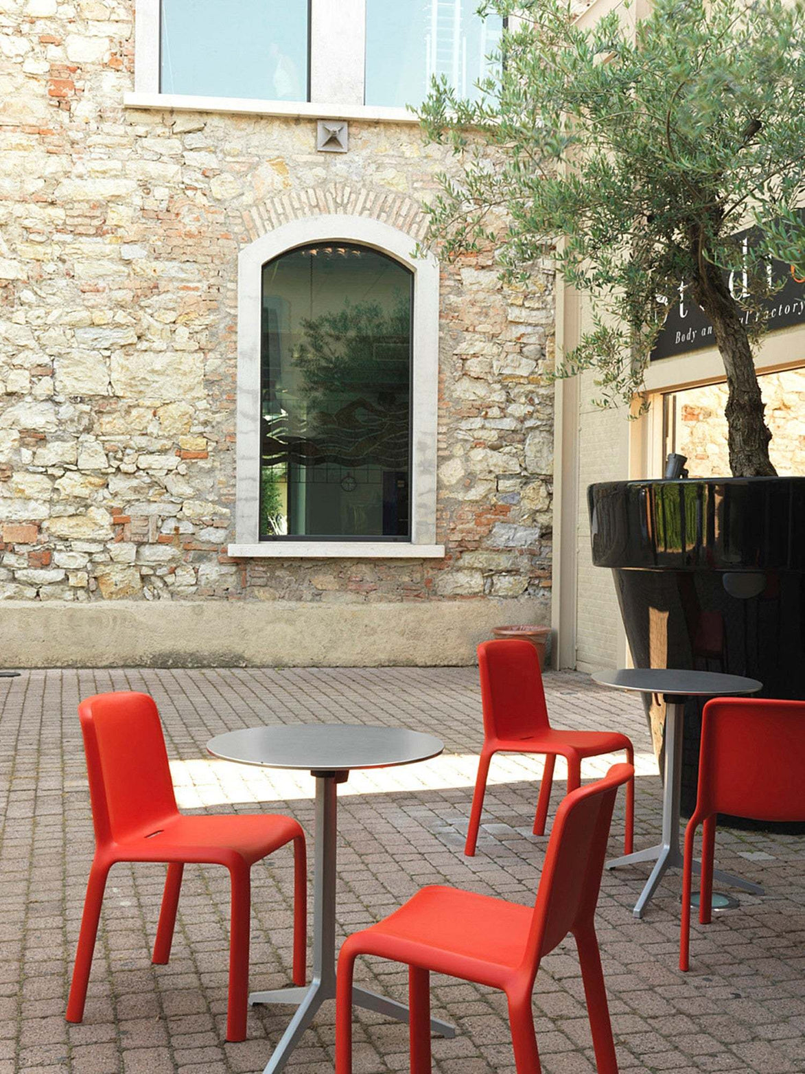 Chaises Snow rouges en terrasse de café