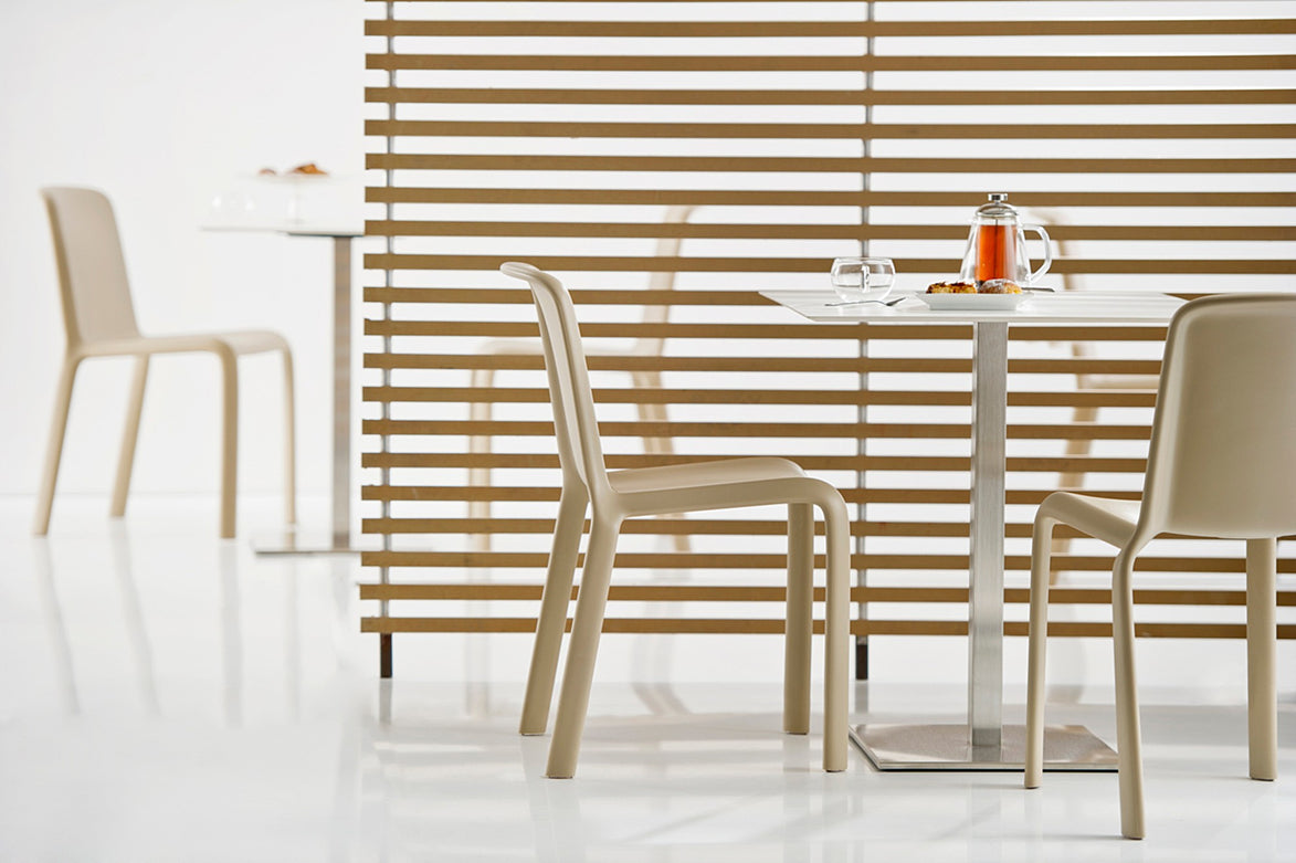 Chaises Snow sable autour d'une table de café